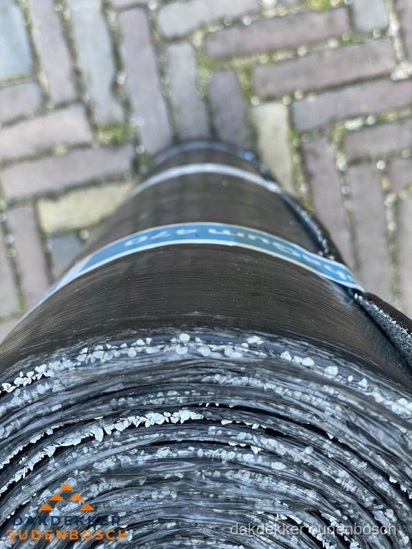 Rol bitumen dakleer met leislag voor plat dak in Oudenbosch Rol bitumen dakleer met leislag voor plat dak in Oudenbosch