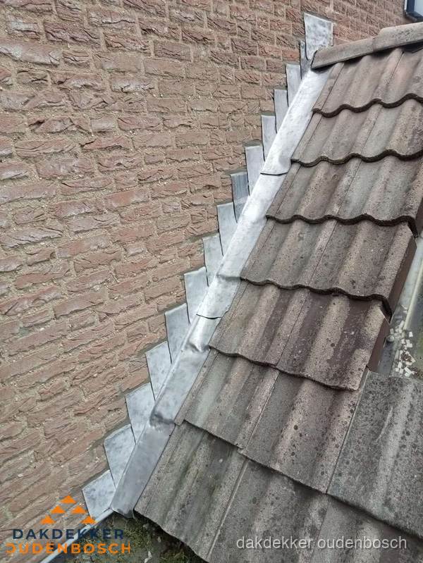 Loodslabben langs dakaansluiting bij bakstenen muur in Oudenbosch Loodslabben langs dakaansluiting bij bakstenen muur in Oudenbosch