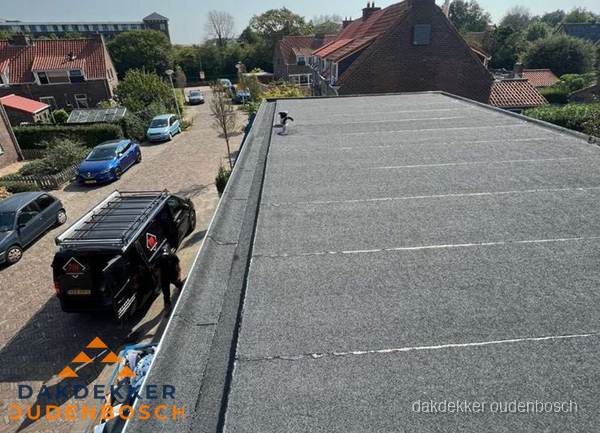 Nieuw bitumen plat dak met uitzicht over woonwijk in Oudenbosch Nieuw bitumen plat dak met uitzicht over woonwijk in Oudenbosch