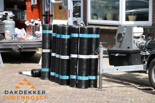 Rollen bitumen dakbedekking klaar voor daklekkage reparatie in Oudenbosch Rollen bitumen dakbedekking klaar voor daklekkage reparatie in Oudenbosch
