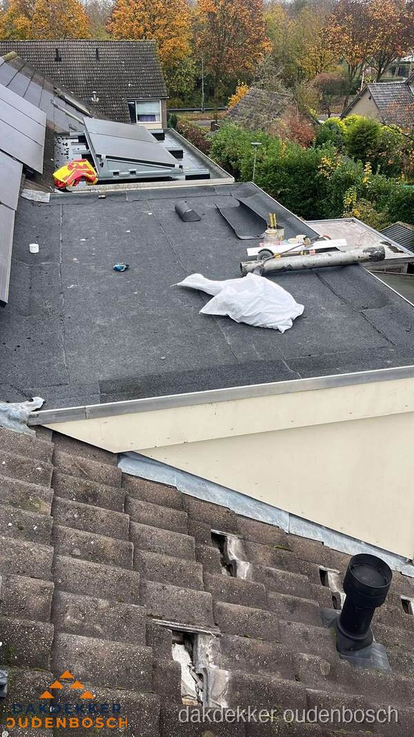Beschadigde dakbedekking op plat dak voor reparatie in Oudenbosch Beschadigde dakbedekking op plat dak voor reparatie in Oudenbosch