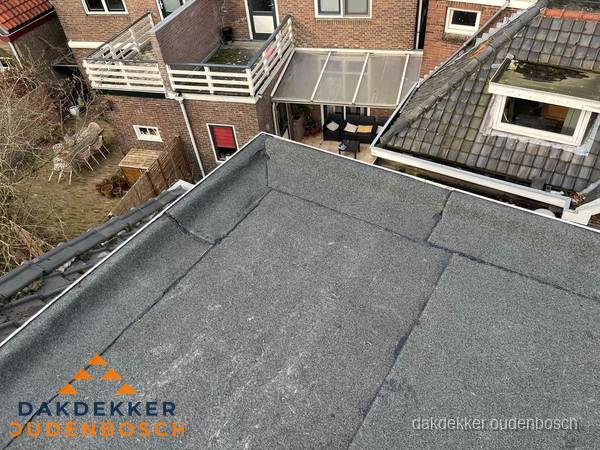Overzicht plat dak met dakgoot in woonwijk Oudenbosch Overzicht plat dak met dakgoot in woonwijk Oudenbosch