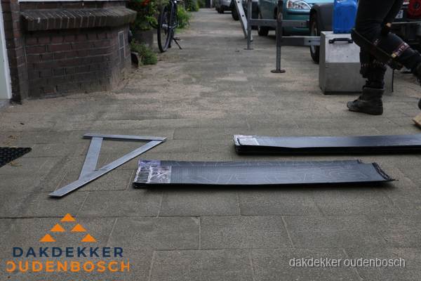 Dakbedekkingsmateriaal en zinkwerk klaargelegd voor reparatie in Oudenbosch