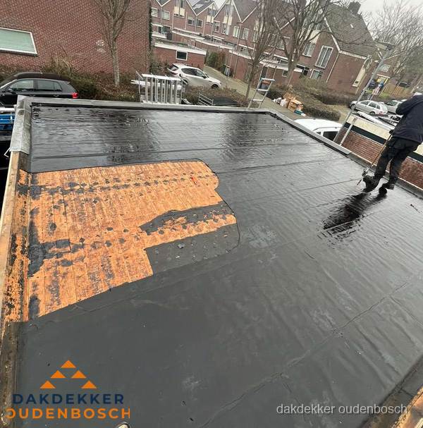 Dakdekker brengt EPDM dakbedekking aan op plat dak in Oudenbosch Dakdekker brengt EPDM dakbedekking aan op plat dak in Oudenbosch