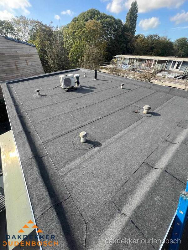 Kosten dakdekker: afgewerkt plat bedrijfsdak met bitumen in Oudenbosch Kosten dakdekker: afgewerkt plat bedrijfsdak met bitumen in Oudenbosch