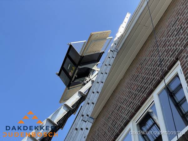 Dakgoot vervangen met dakdekkerslift in Oudenbosch