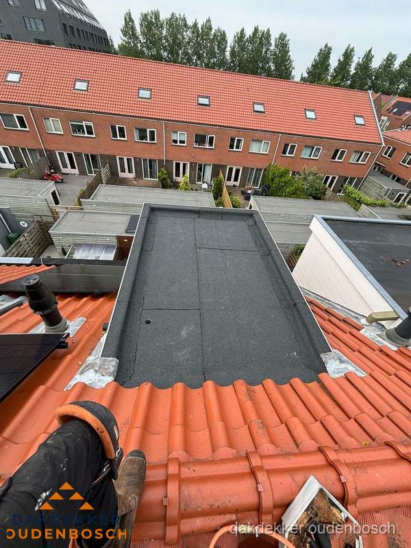 Bitumen dak reparatie op plat dak tussen dakpannen in Oudenbosch Bitumen dak reparatie op plat dak tussen dakpannen in Oudenbosch