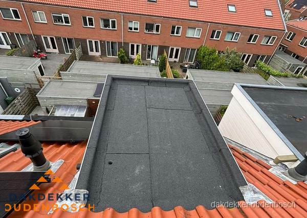 Plat dak met bitumen bedekking naast dakkapel in Oudenbosch Plat dak met bitumen bedekking naast dakkapel in Oudenbosch