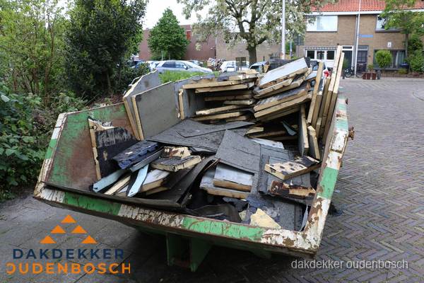 Puincontainer met oud dakmateriaal na dakrenovatie in Oudenbosch Puincontainer met oud dakmateriaal na dakrenovatie in Oudenbosch