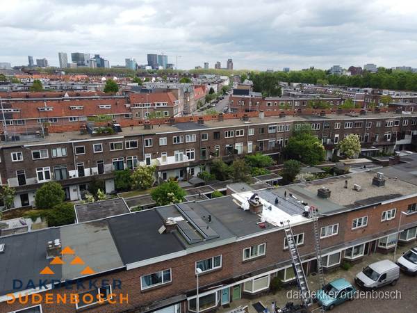 Spoed dakdekker aan het werk op plat dak in woonwijk Oudenbosch Spoed dakdekker aan het werk op plat dak in woonwijk Oudenbosch