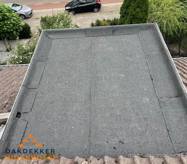 Nieuw aangebrachte bitumen dakbedekking op plat dak in Oudenbosch Nieuw aangebrachte bitumen dakbedekking op plat dak in Oudenbosch