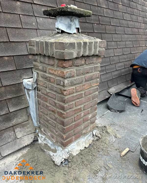 Schoorsteen reparatie met lood en voegwerk op leien dak in Oudenbosch Schoorsteen reparatie met lood en voegwerk op leien dak in Oudenbosch
