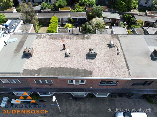Plat dak met grindballast en dakdoorvoeren in Oudenbosch Plat dak met grindballast en dakdoorvoeren in Oudenbosch
