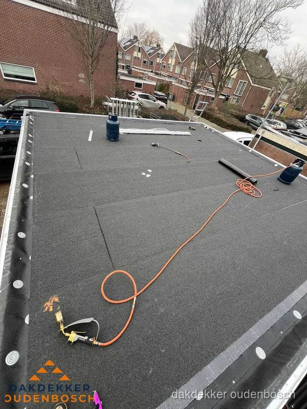 Afgewerkte dakrenovatie met bitumen op plat dak in Oudenbosch Afgewerkte dakrenovatie met bitumen op plat dak in Oudenbosch