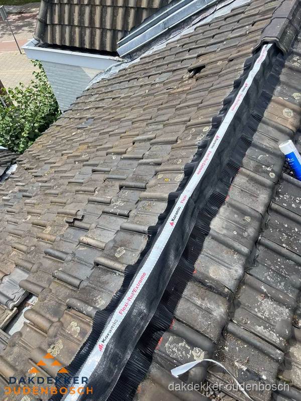 Nokvorst renovatie met Koramic nokrol op schuin pannendak in Oudenbosch Nokvorst renovatie met Koramic nokrol op schuin pannendak in Oudenbosch