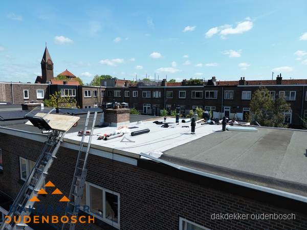 Dakdekkers aan het werk op plat dak in Oudenbosch Dakdekkers aan het werk op plat dak in Oudenbosch