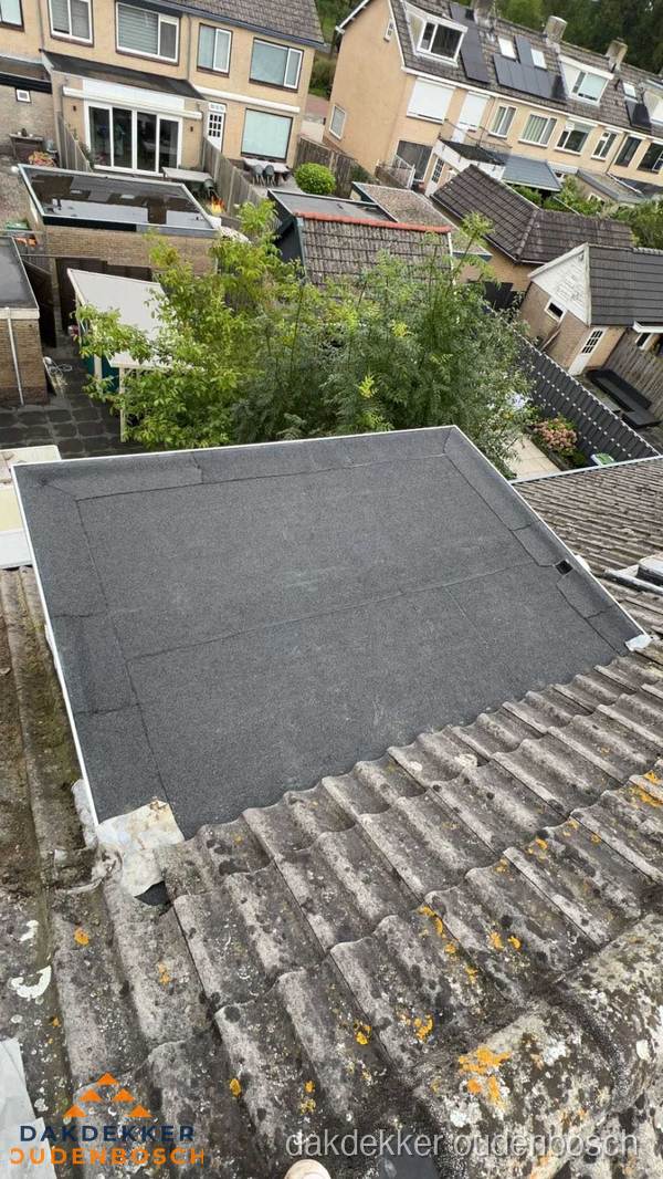 Plat dak aanbouw met bitumen dakbedekking in woonwijk Oudenbosch