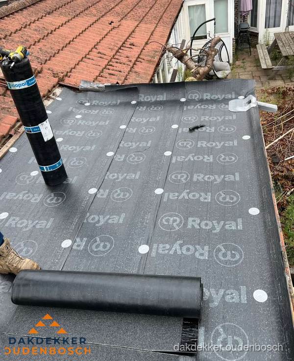 Bitumen dakbedekking leggen op plat dak aanbouw in Oudenbosch Bitumen dakbedekking leggen op plat dak aanbouw in Oudenbosch