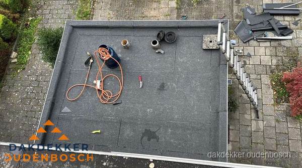 Plat dak met nieuwe bitumen bedekking in Oudenbosch Plat dak met nieuwe bitumen bedekking in Oudenbosch