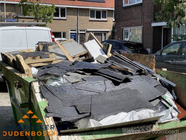 Afvalcontainer met gesloopt dakmateriaal tijdens dakkapel renovatie in Oudenbosch Afvalcontainer met gesloopt dakmateriaal tijdens dakkapel renovatie in Oudenbosch