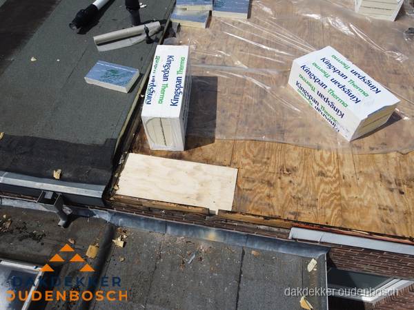 Plat dak isolatie met Kingspan isolatieplaten tijdens renovatie in Oudenbosch Plat dak isolatie met Kingspan isolatieplaten tijdens renovatie in Oudenbosch