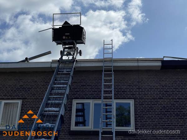 Ladderlift en ladder bij woning voor dakinspectie in Oudenbosch Ladderlift en ladder bij woning voor dakinspectie in Oudenbosch