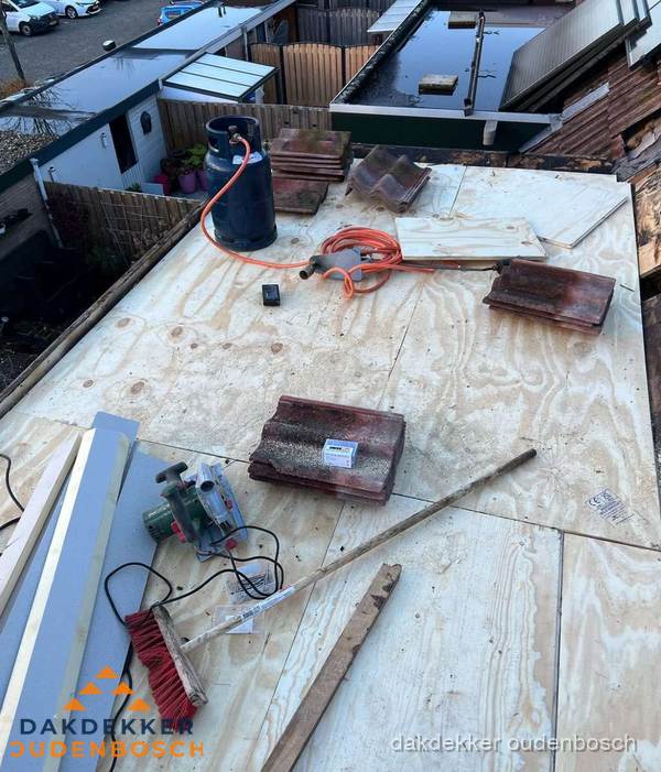 Dakreparatie werkzaamheden op plat dak met gereedschap in Oudenbosch Dakreparatie werkzaamheden op plat dak met gereedschap in Oudenbosch