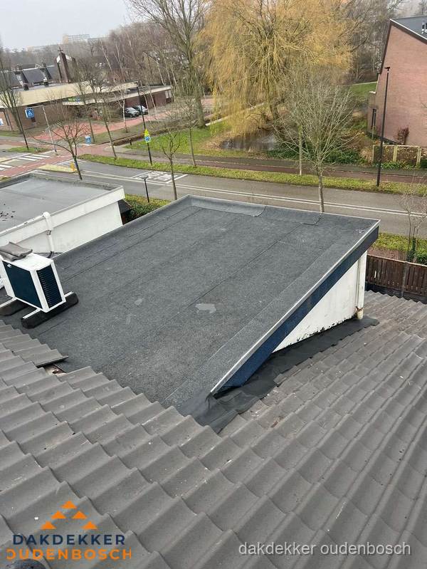 Plat dak met bitumen isolatie en dakbedekking in Oudenbosch Plat dak met bitumen isolatie en dakbedekking in Oudenbosch
