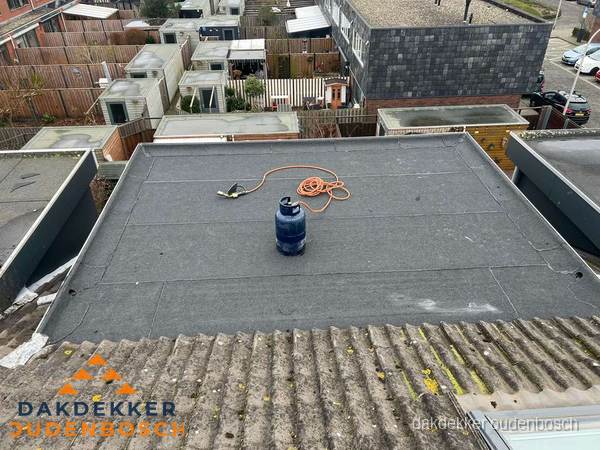 Dakrenovatie afgerond met nieuwe bitumen dakbedekking in Oudenbosch