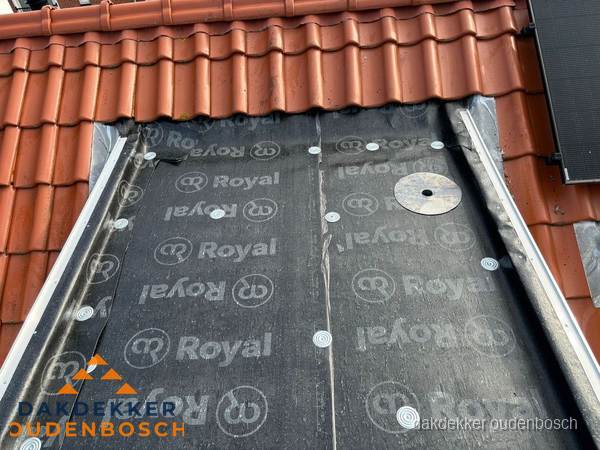 Nieuw dak met dakpannen en Royal onderlaag bij woning in Oudenbosch Nieuw dak met dakpannen en Royal onderlaag bij woning in Oudenbosch