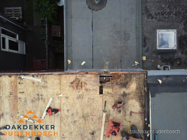 Dakschade en renovatie plat dak vanuit de lucht in Oudenbosch Dakschade en renovatie plat dak vanuit de lucht in Oudenbosch