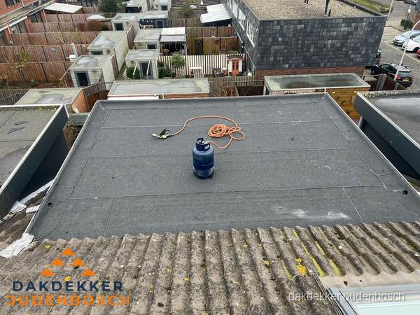 Plat dak met bitumen dakbedekking en brander in Oudenbosch Plat dak met bitumen dakbedekking en brander in Oudenbosch