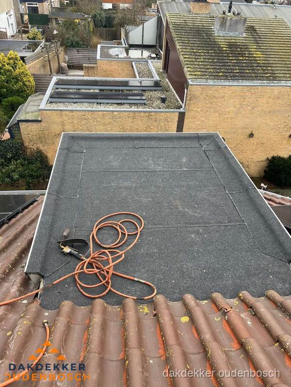 Reparatie aansluiting plat dak en schuin dak in Oudenbosch Reparatie aansluiting plat dak en schuin dak in Oudenbosch