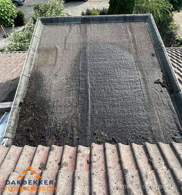 Verouderd plat dak met bitumen en slijtage voor lekkage inspectie in Oudenbosch Verouderd plat dak met bitumen en slijtage voor lekkage inspectie in Oudenbosch