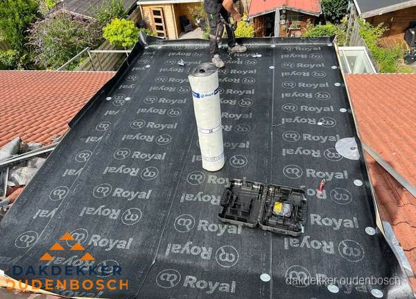 Dakrenovatie met Royal onderdak op plat dak in Oudenbosch Dakrenovatie met Royal onderdak op plat dak in Oudenbosch