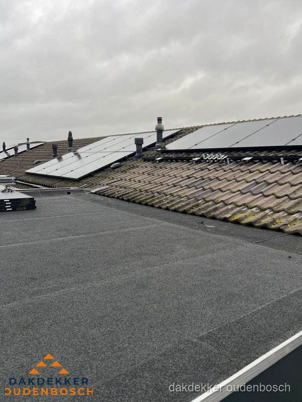 Bitumen dakbedekking op plat dak met aansluitend pannendak en zonnepanelen in Oudenbosch Bitumen dakbedekking op plat dak met aansluitend pannendak en zonnepanelen in Oudenbosch
