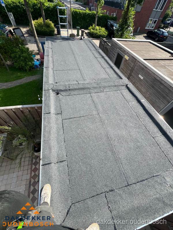 Bitumen plat dak rijtjeswoning vanuit dakdekker perspectief in Oudenbosch Bitumen plat dak rijtjeswoning vanuit dakdekker perspectief in Oudenbosch