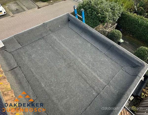 Gerenoveerd plat dak met nieuwe bitumen dakbedekking in Oudenbosch Gerenoveerd plat dak met nieuwe bitumen dakbedekking in Oudenbosch