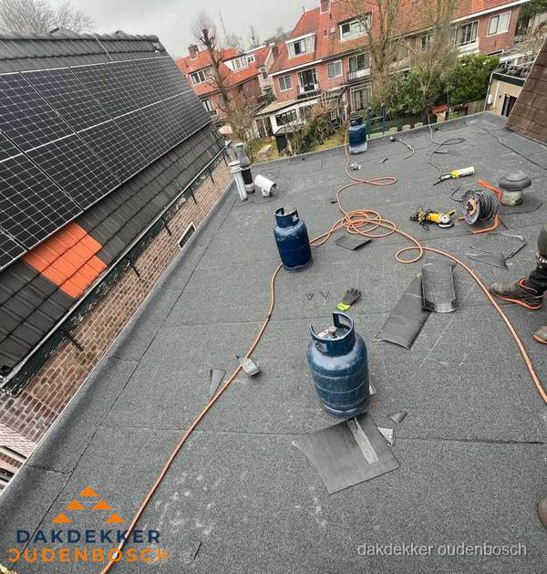 Daklekkage repareren met brandgereedschap op plat dak in Oudenbosch Daklekkage repareren met brandgereedschap op plat dak in Oudenbosch