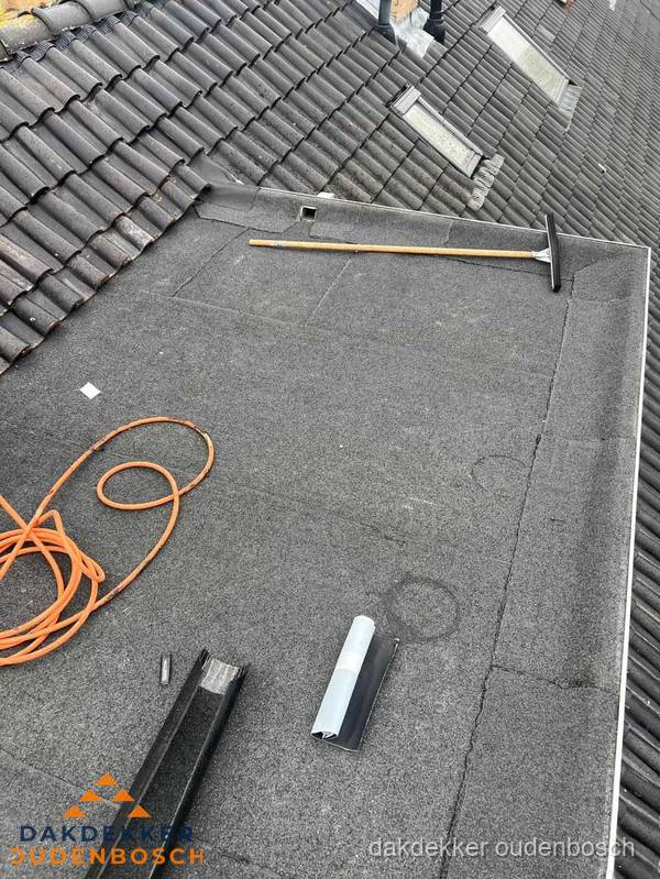 Plat dak reparatie met gereedschap en loodstroken in Oudenbosch Plat dak reparatie met gereedschap en loodstroken in Oudenbosch