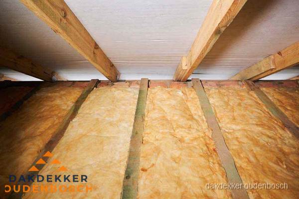 Dakisolatie met glaswol tussen dakspanten in Oudenbosch Dakisolatie met glaswol tussen dakspanten in Oudenbosch