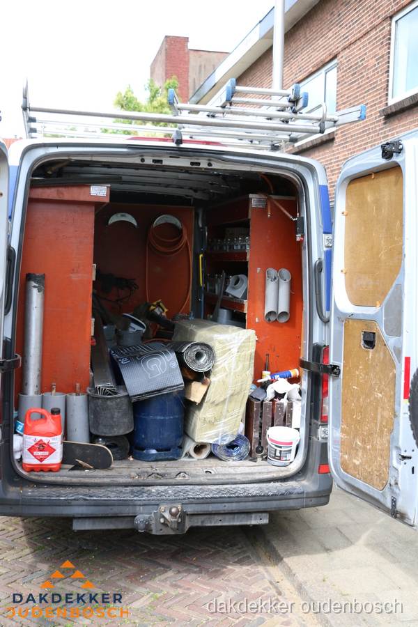 Bedrijfsbus van dakdekker met gereedschap en materialen in Oudenbosch Bedrijfsbus van dakdekker met gereedschap en materialen in Oudenbosch