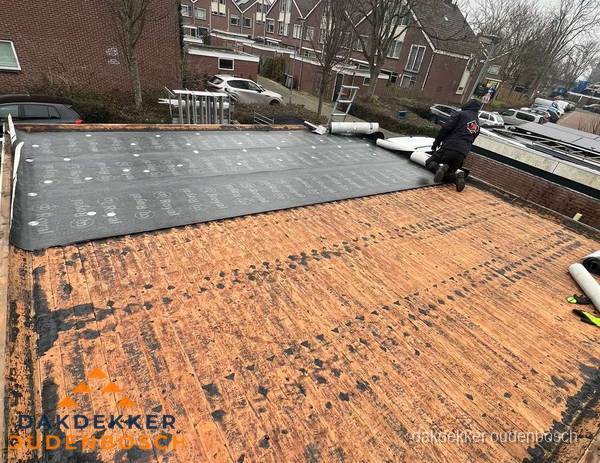 Dakdekker legt onderlaag op plat dak met houten constructie in Oudenbosch Dakdekker legt onderlaag op plat dak met houten constructie in Oudenbosch