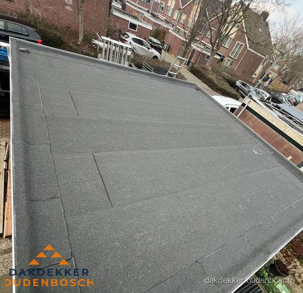 Nieuwe bitumen dakbedekking op plat dak van garage in Oudenbosch Nieuwe bitumen dakbedekking op plat dak van garage in Oudenbosch