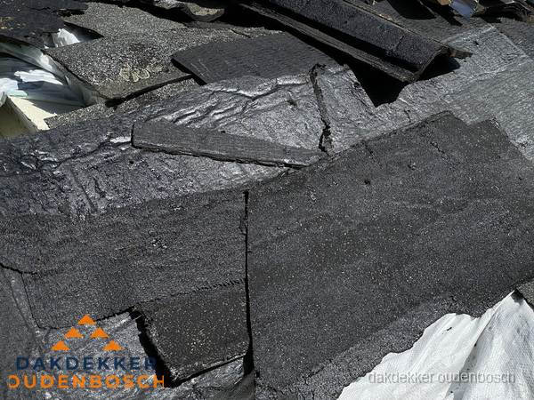 Verwijderd oud bitumen dakleer klaar voor vervanging in Oudenbosch Verwijderd oud bitumen dakleer klaar voor vervanging in Oudenbosch