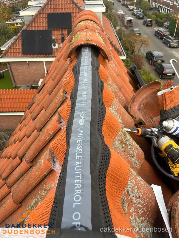 Dakdekker vervangt nokvorst met ruiterrol op pannendak in Oudenbosch Dakdekker vervangt nokvorst met ruiterrol op pannendak in Oudenbosch
