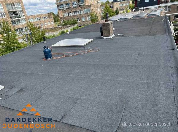 Bitumen dakbedekking op plat dak met lichtkoepel en schoorsteen in Oudenbosch Bitumen dakbedekking op plat dak met lichtkoepel en schoorsteen in Oudenbosch