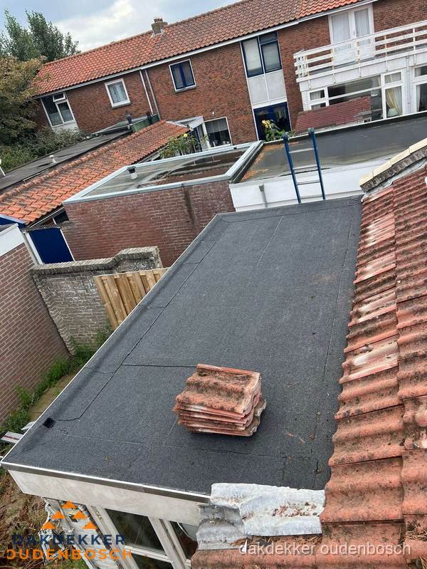 Aanbouw plat dak met reservepannen voor dakpannen vervangen in Oudenbosch Aanbouw plat dak met reservepannen voor dakpannen vervangen in Oudenbosch
