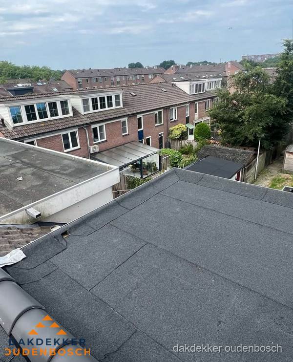Vernieuwd plat dak met bitumen in woonwijk in Oudenbosch Vernieuwd plat dak met bitumen in woonwijk in Oudenbosch