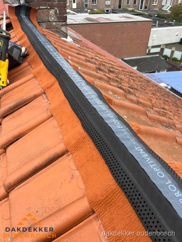 Nokventilatie installeren op hellend pannendak in Oudenbosch Nokventilatie installeren op hellend pannendak in Oudenbosch